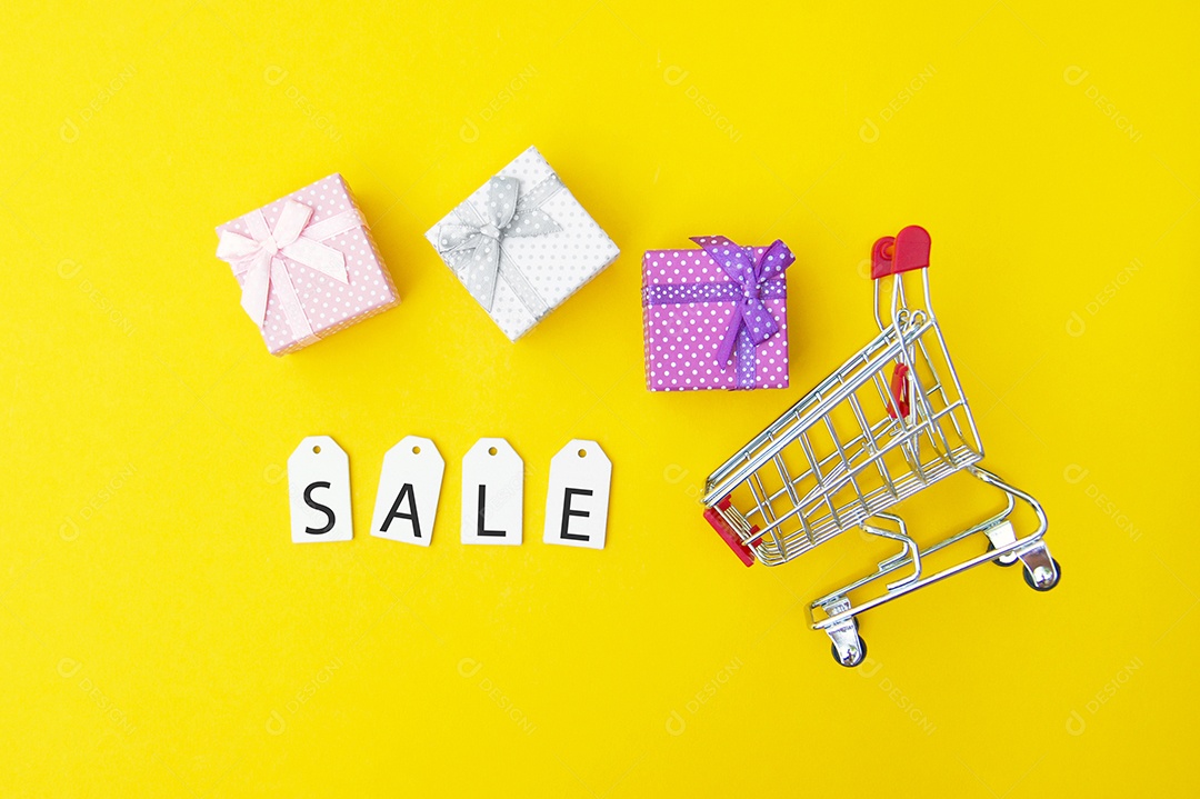 Presentes em carrinho e etiquetas com a palavra venda
