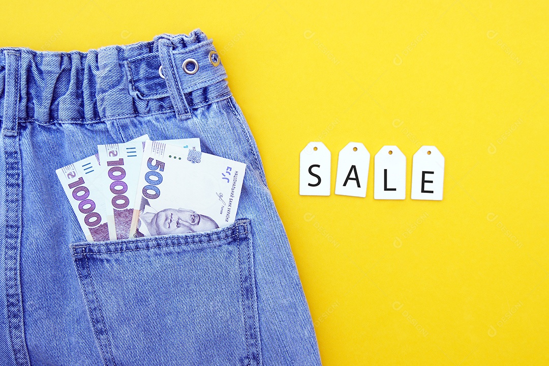 Bolso de trás de jeans com notas de dinheiro hryvnia e etiquetas dizendo a venda