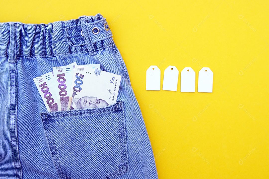 Bolso de jeans com dinheiro e etiquetas em branco conceito de promoção