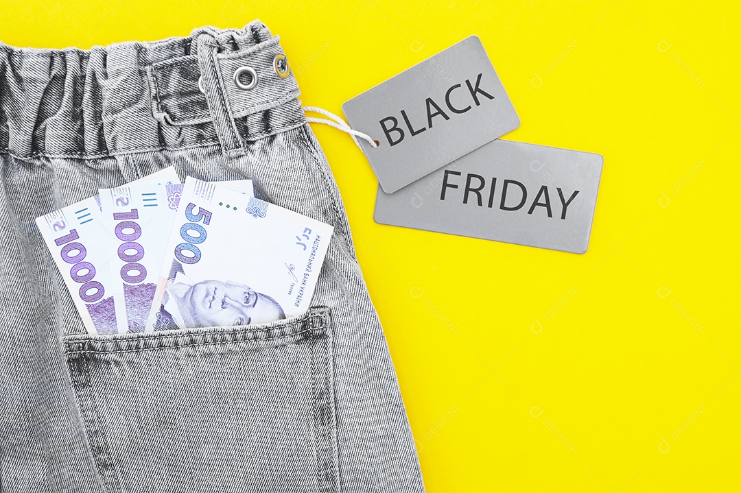 Parte de trás de short ou calça jeans com dinheiro no bolso em promoção