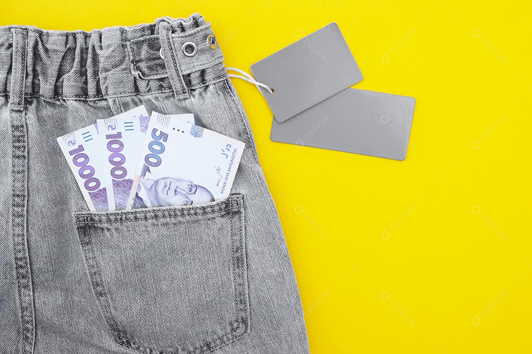 Parte de trás de uma peça jeans bonita com dinheiro no bolso