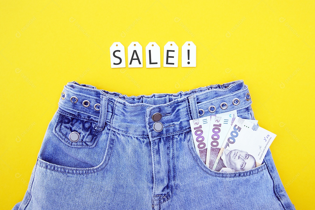 A venda roupa jeans feminina com dinheiro no bolso da frente