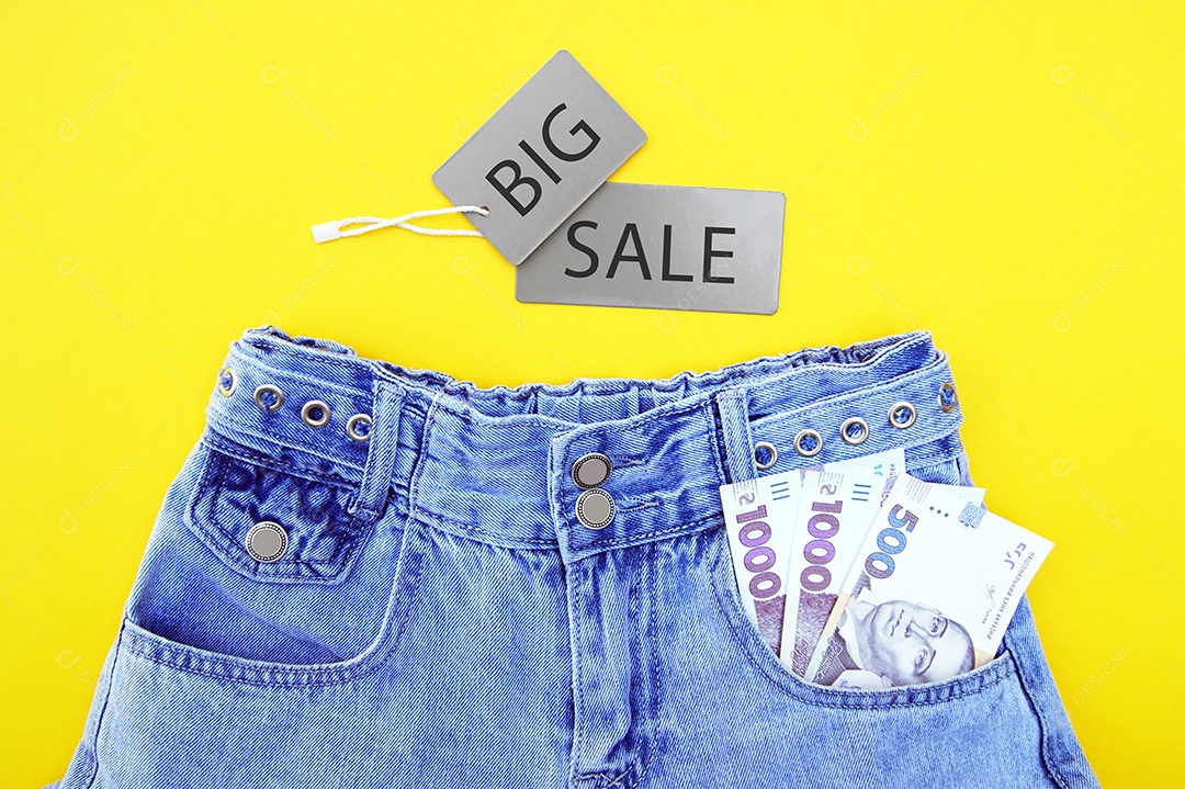 Peça jeans claro com dinheiro no bolso da frente em grande promoção