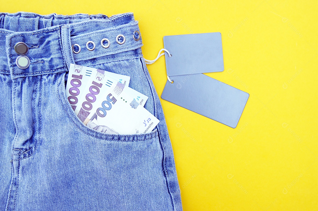 Jeans feminino com detalhes e etiquetada com notas hryvnia em bolso da frente
