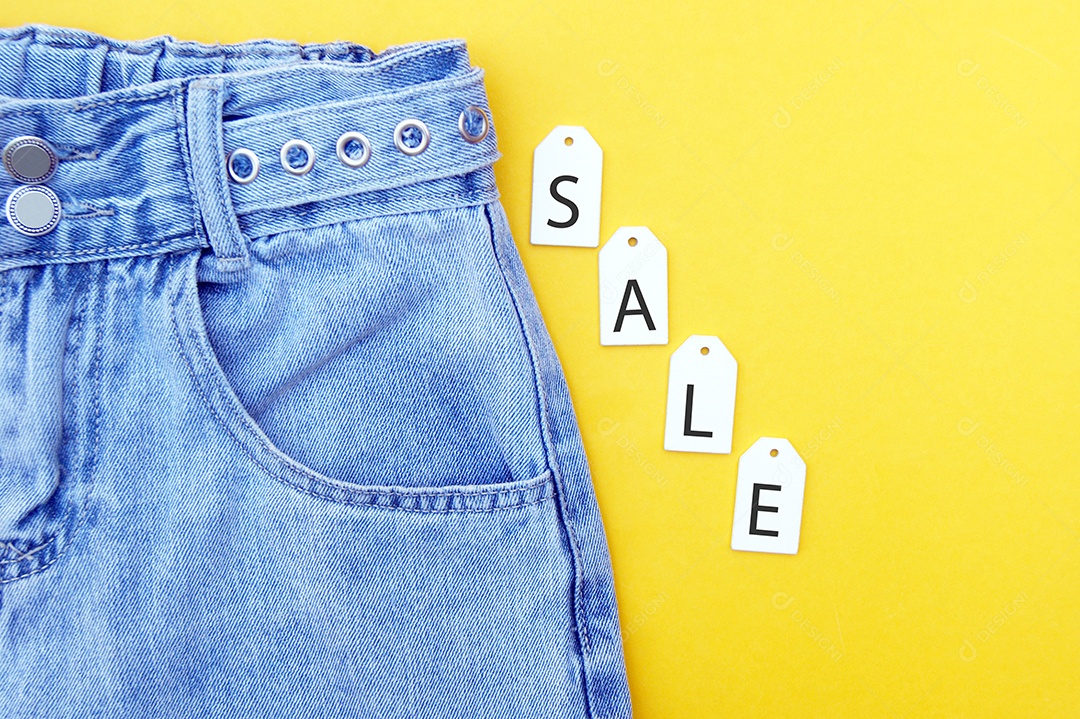 Jeans claro bonito com etiquetas a venda