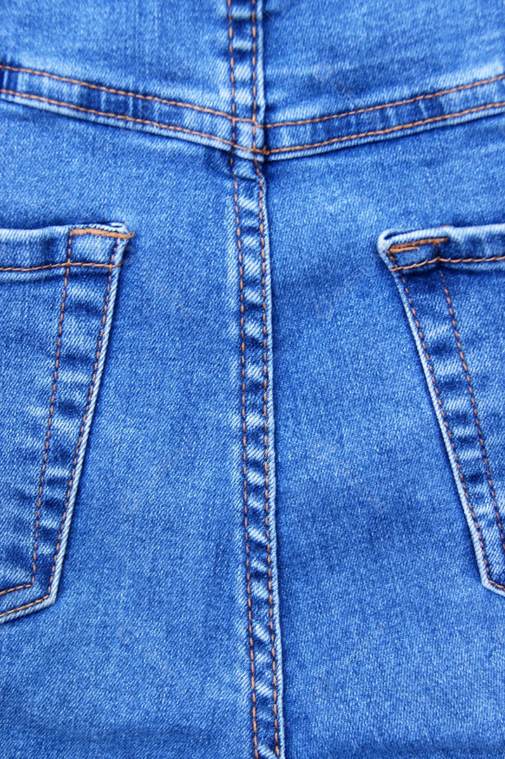 Detalhes parte de trás de um jeans claro