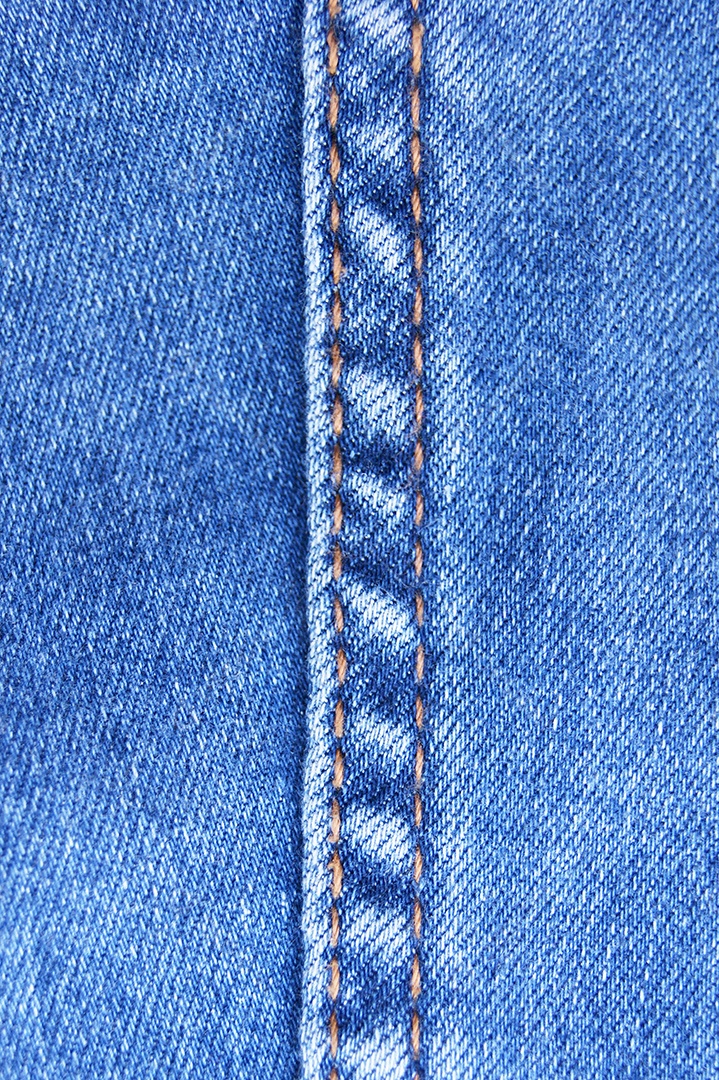 Costura em peça jeans bem feito