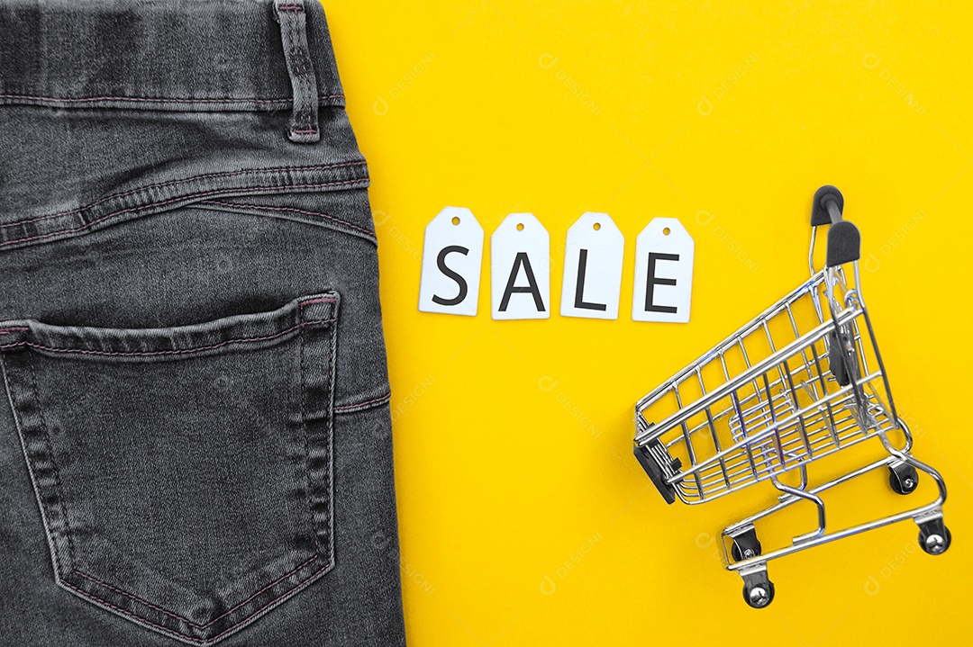 Jeans a venda com carrinho conceito de compras e promoção