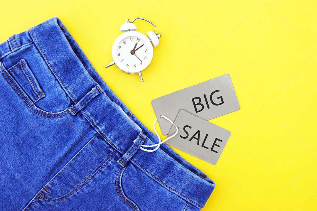 Grande promoção em peça jeans e relógio conceito de hora das compras
