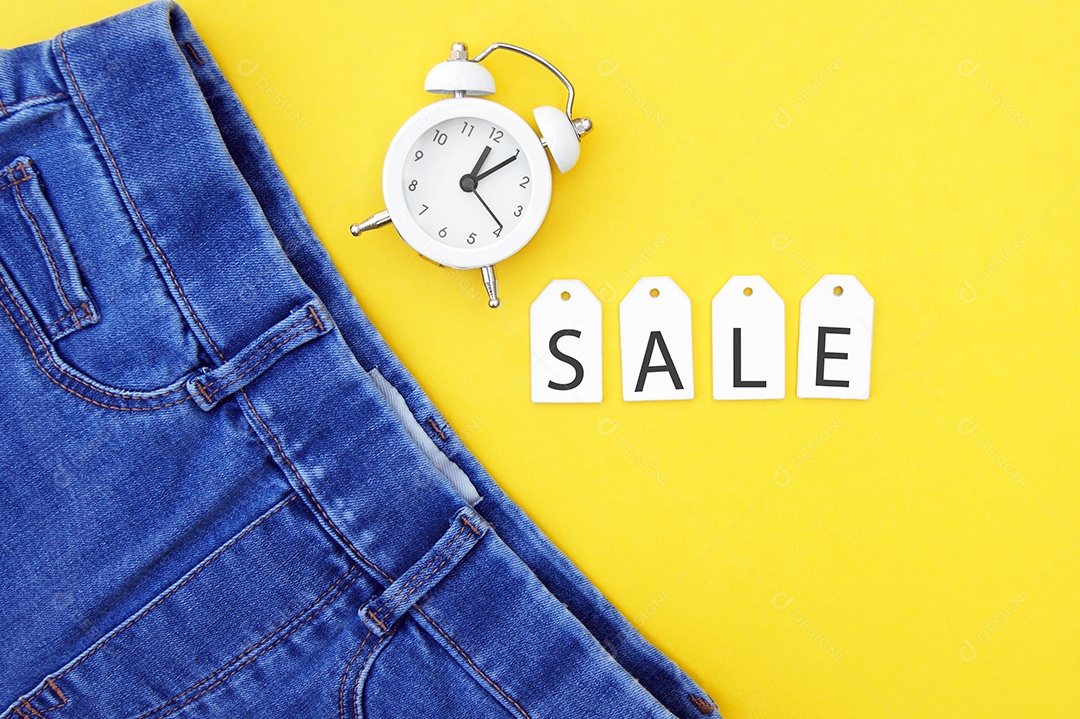 Jeans azul com relógio e etiquetas com promoção a venda