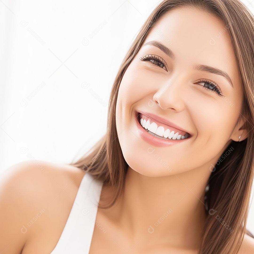 Mulher sorridente mostrando dentes limpos dental