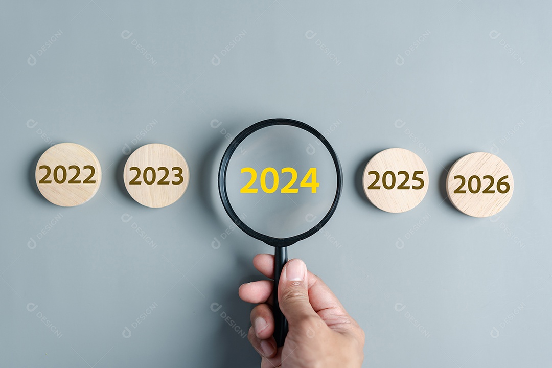 A imagem representa uma lupa focada no ano de 2024, em uma sequência de anos que vai de 2022 a 2026. O ano de 2024 foi um ano bissexto e teve 366 dias