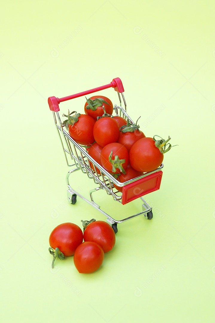 Tomates cereja orgânicos em um mini carrinho