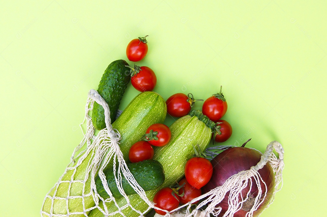 Abobrinha verde cebola roxa couve-flor tomates pepino em um saco de barbante