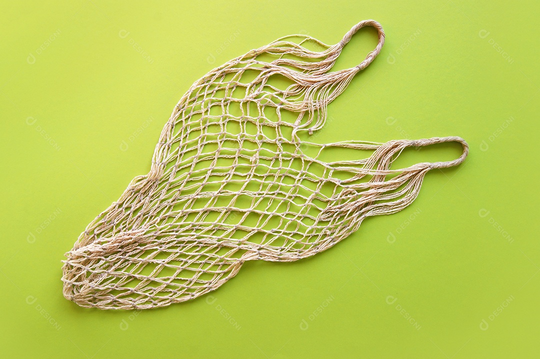 Sacola de compra reutilizável de barbante sobre fundo verde