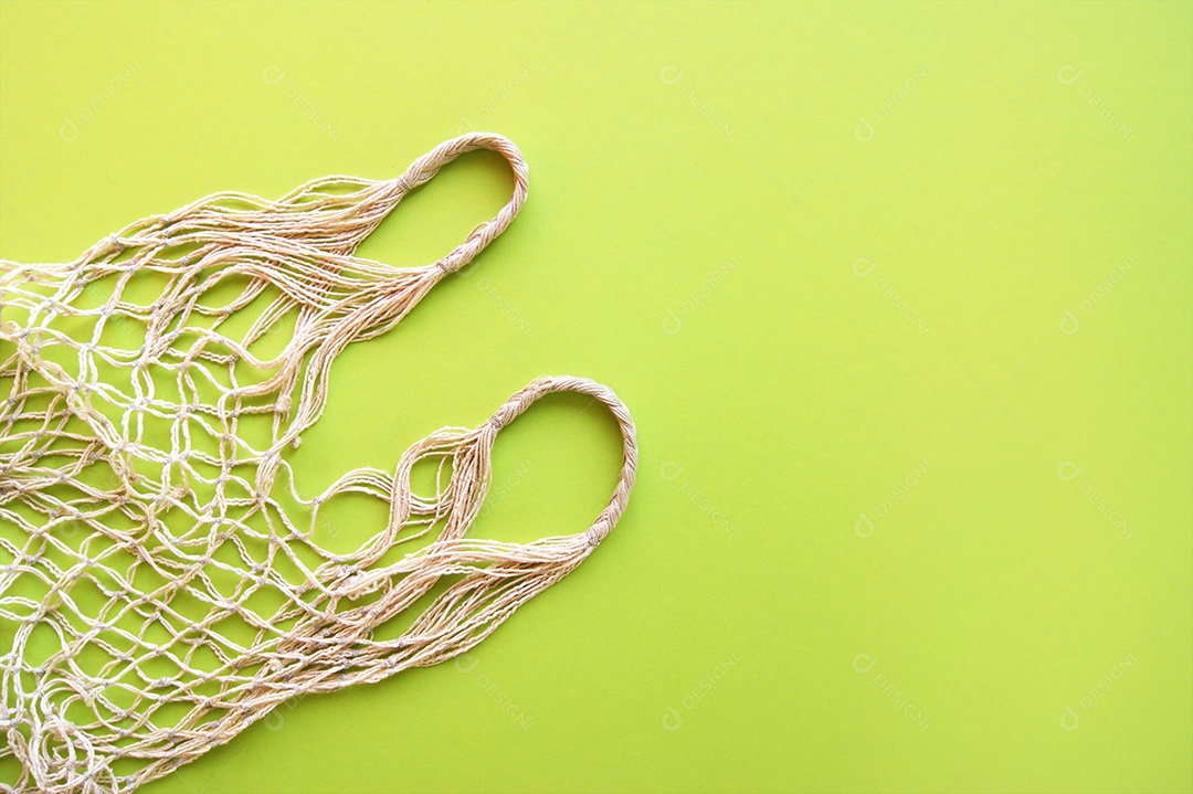 Sacola reutilizável de barbante sobre fundo verde