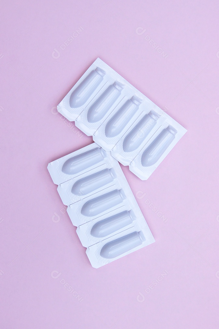 Cartelas de supositório sobre fundo rosa