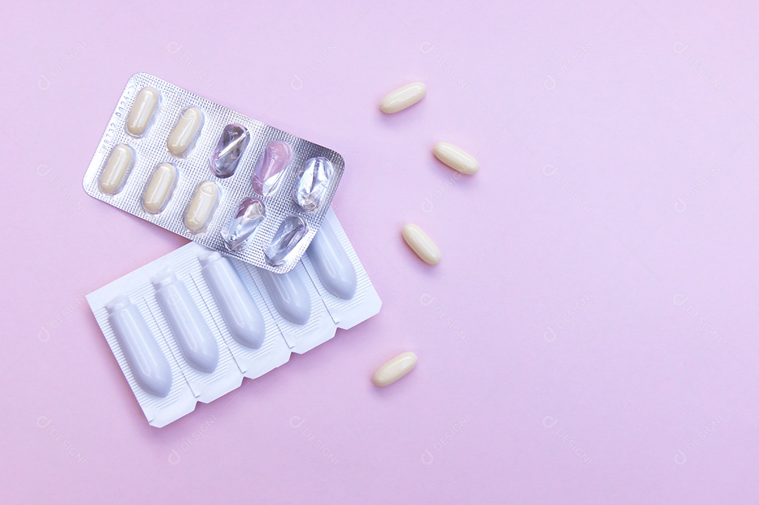 Supositórios e comprimidos sobre fundo rosa