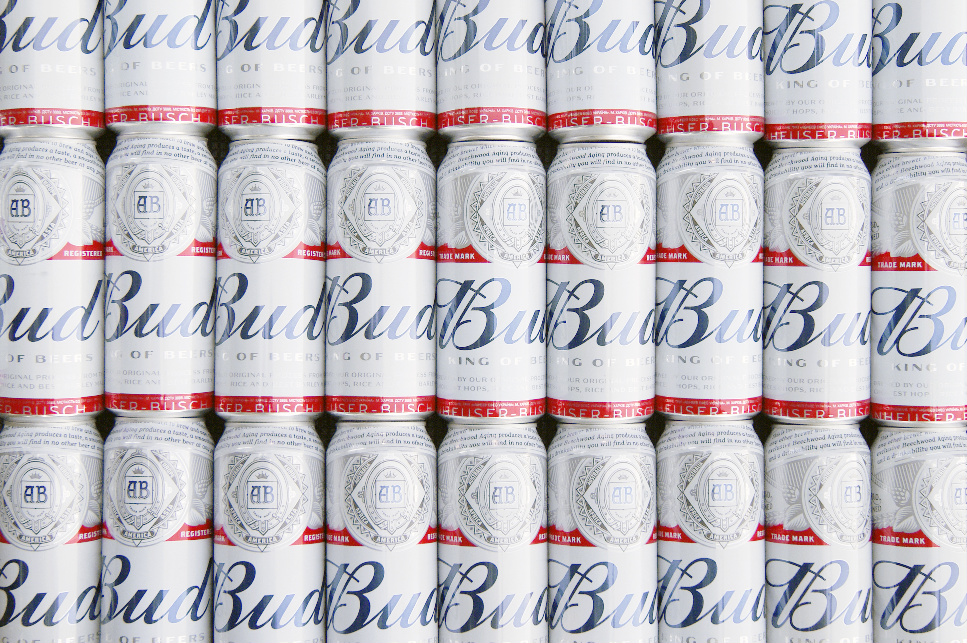 Latas de Budweiser empilhadas