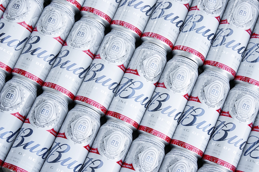 Latas de Budweiser em filas