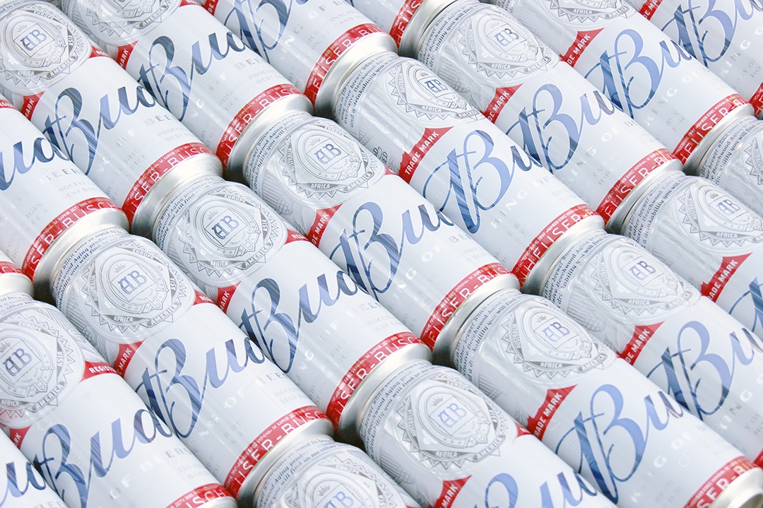 Filas de cervejas Budweiser lata