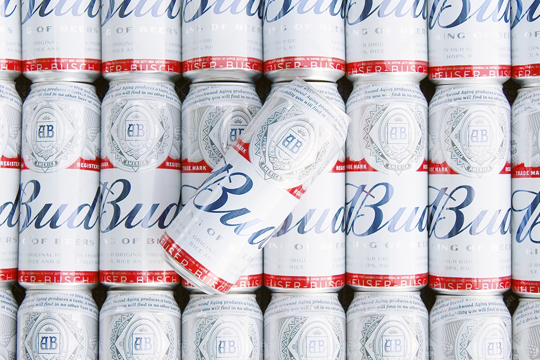 Cervejas Budweiser em filas