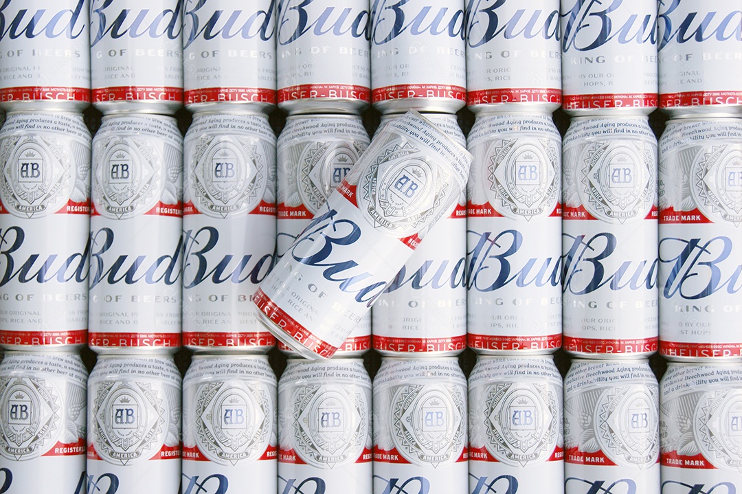 Cervejas Budweiser em filas