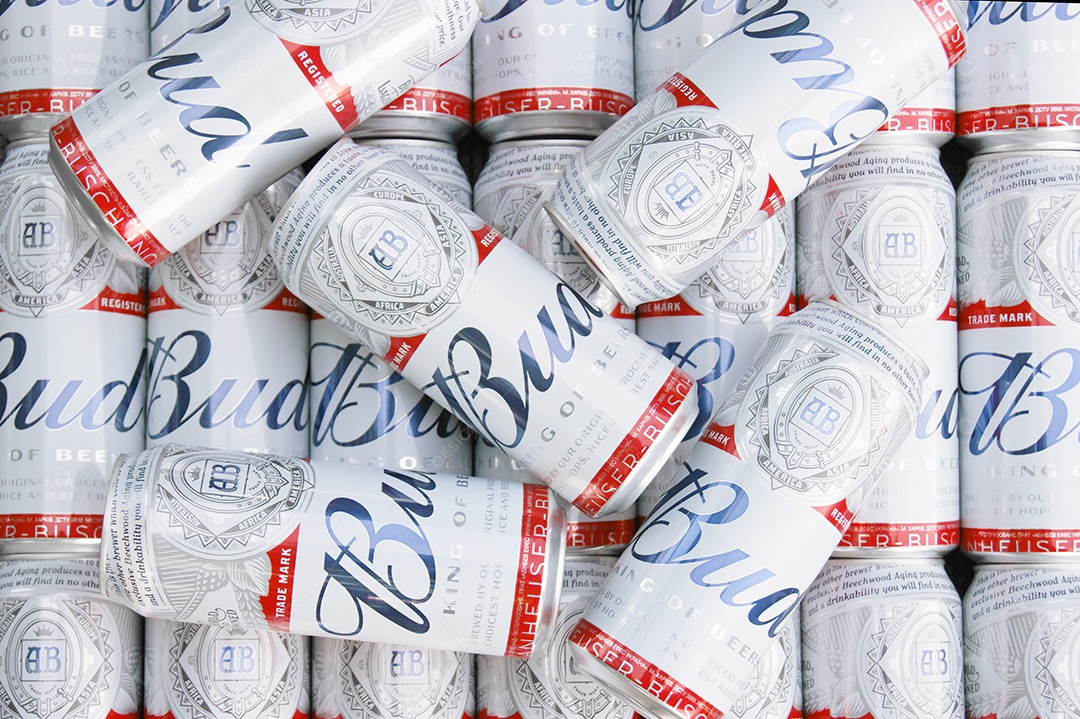 Muitas latas de Budweiser juntas gelando