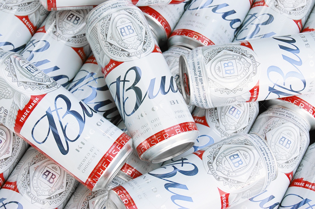 Latas de budweiser juntas