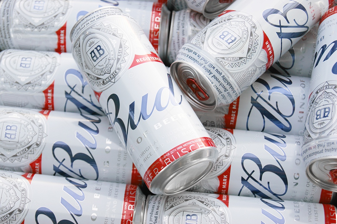 Várias latas de Budweiser juntas gelando