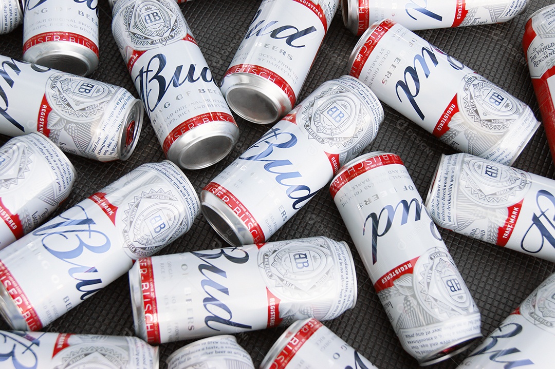 Latas de budweiser juntas sobre fundo marrom