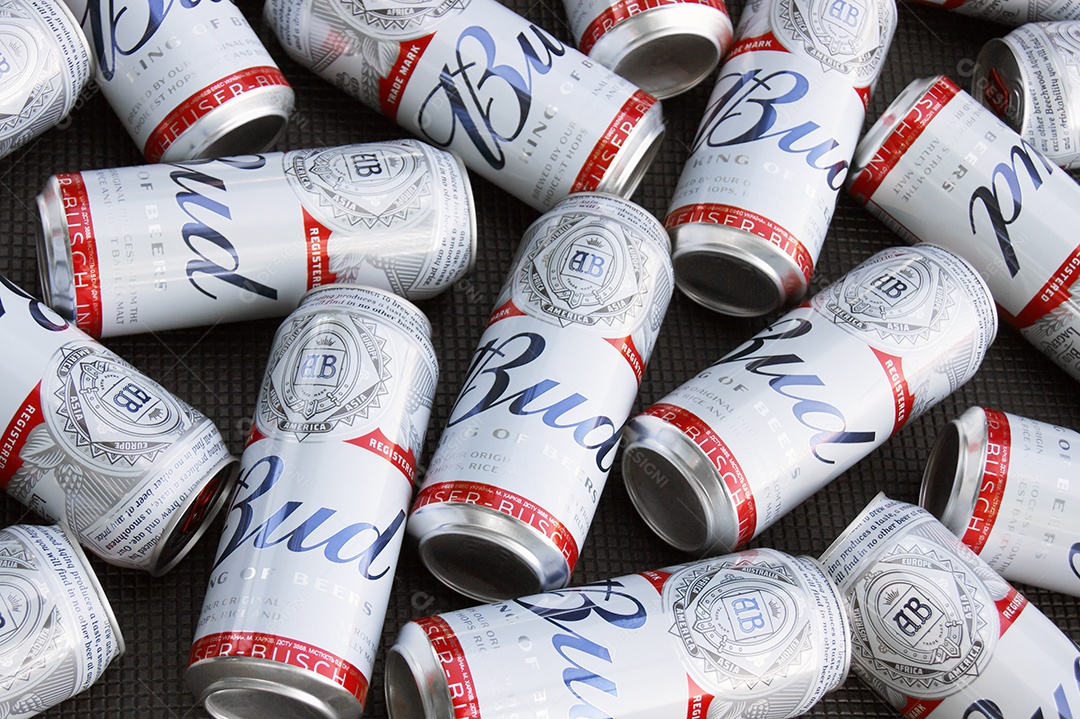 Latas de budweiser juntas sobre fundo marrom