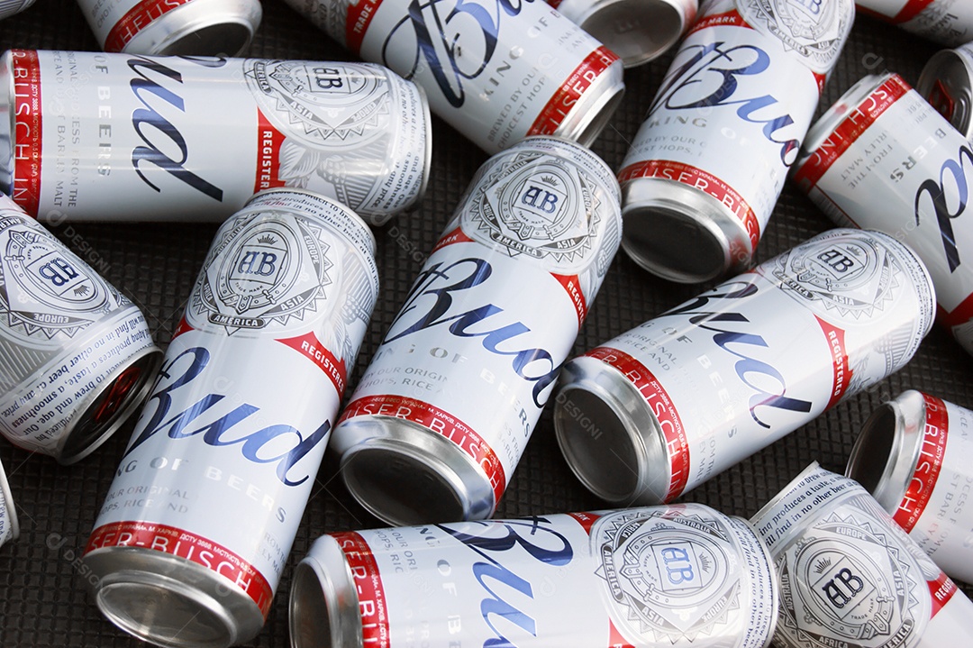 Latas de budweiser juntas no banco sobre fundo marrom