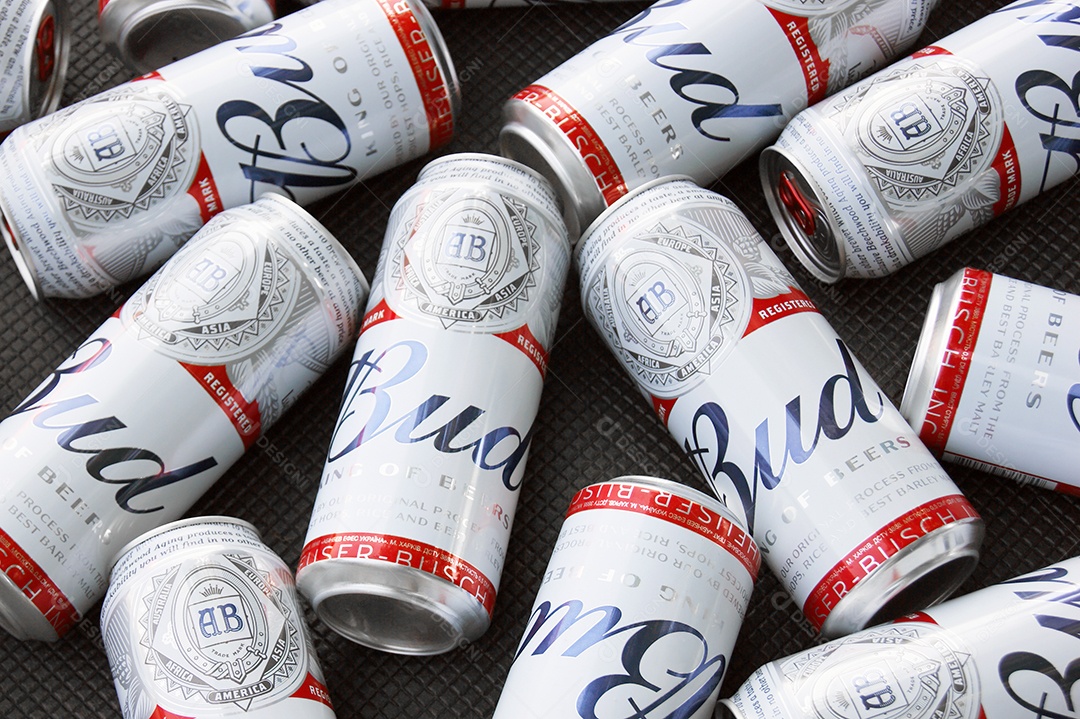 Budweiser em latas juntas