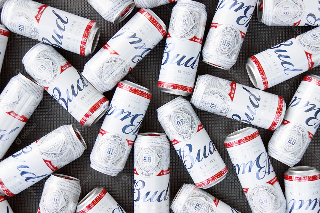 Budweiser em latas juntas