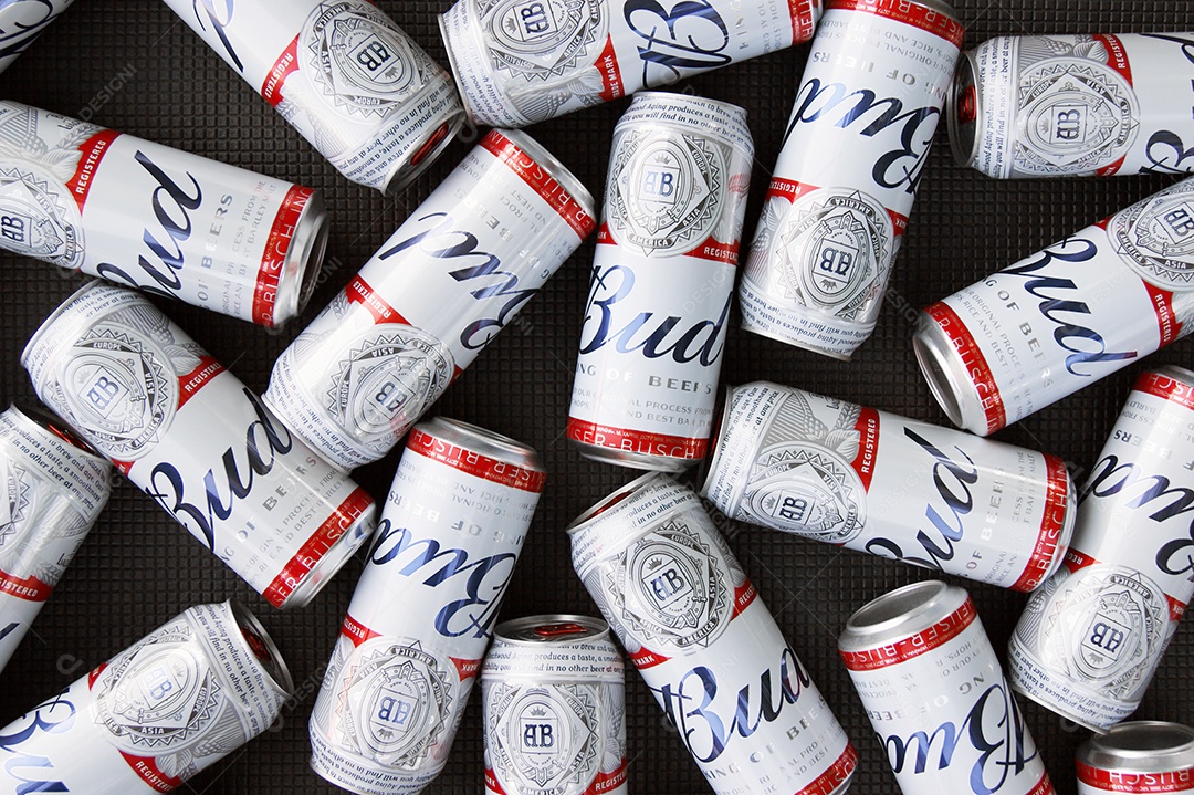 Várias latas de Budweiser juntas gelando