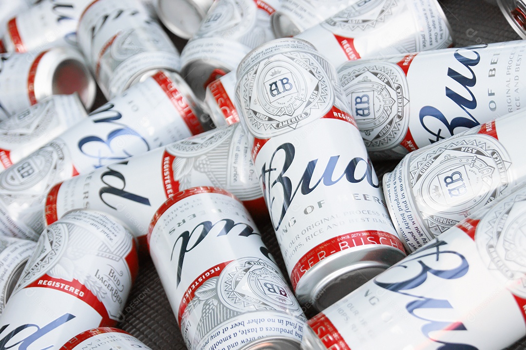 Várias latas de Budweiser juntas gelando