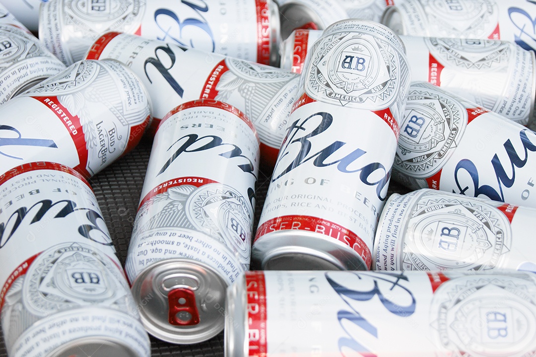 Muitas latas de Budweiser juntas gelando