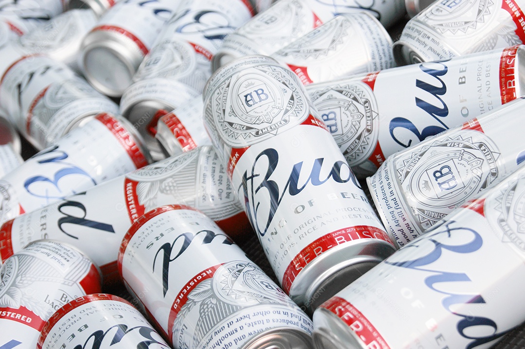 Muitas latas de Budweiser juntas gelando