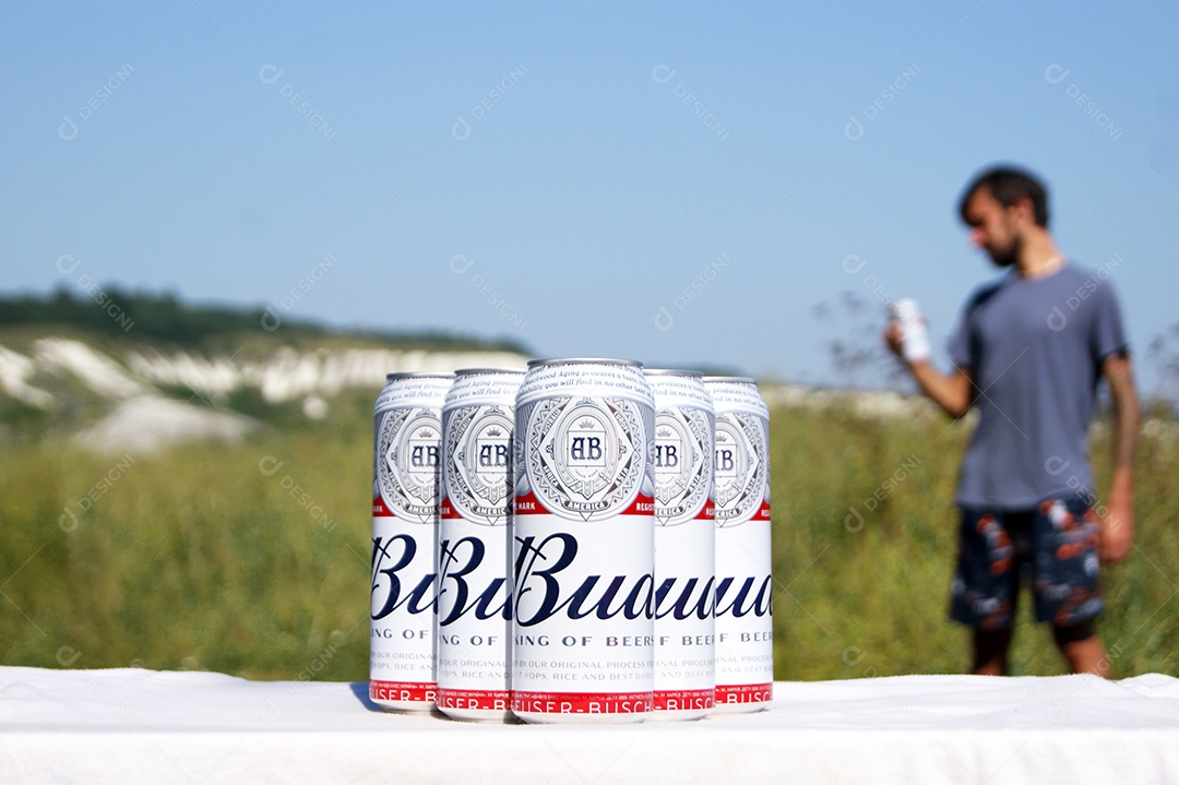 Cervejas Budweiser e homem de fundo bebendo