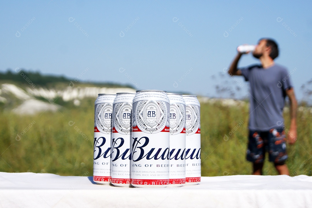 Latas de budweiser empilhadas sobre fundo de natureza