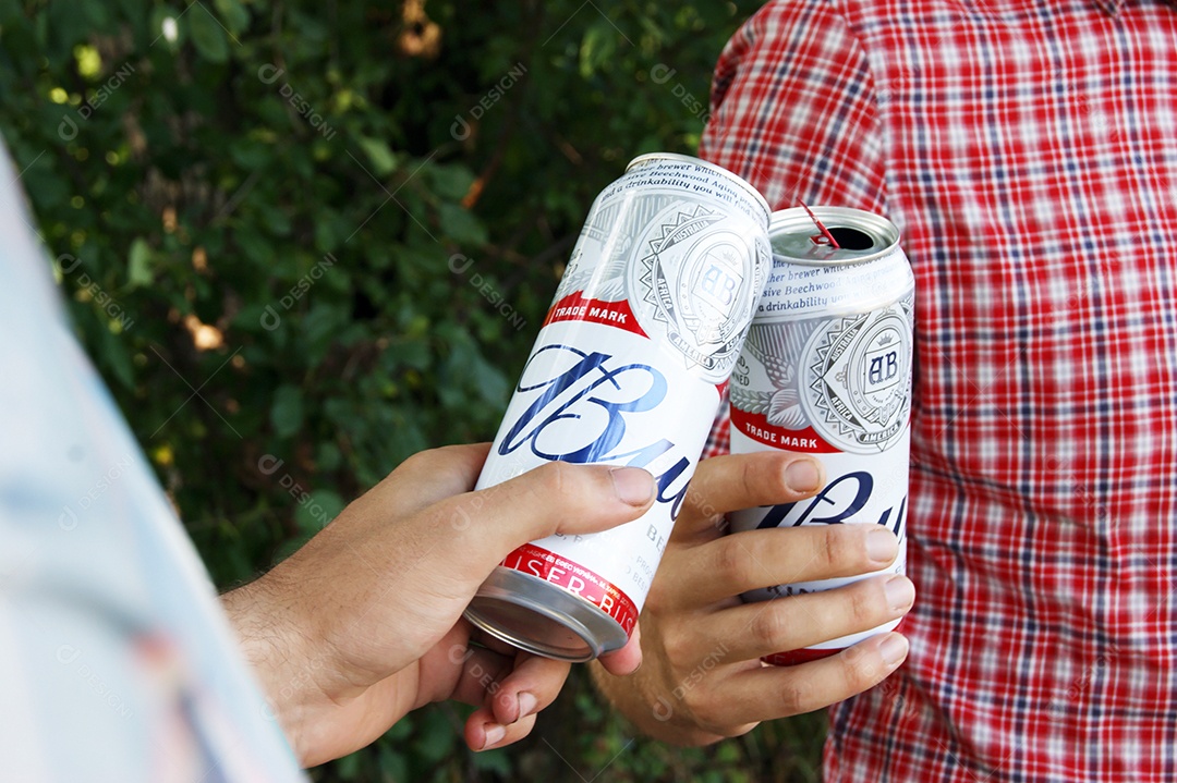 Duas pessoas brindando com budweiser