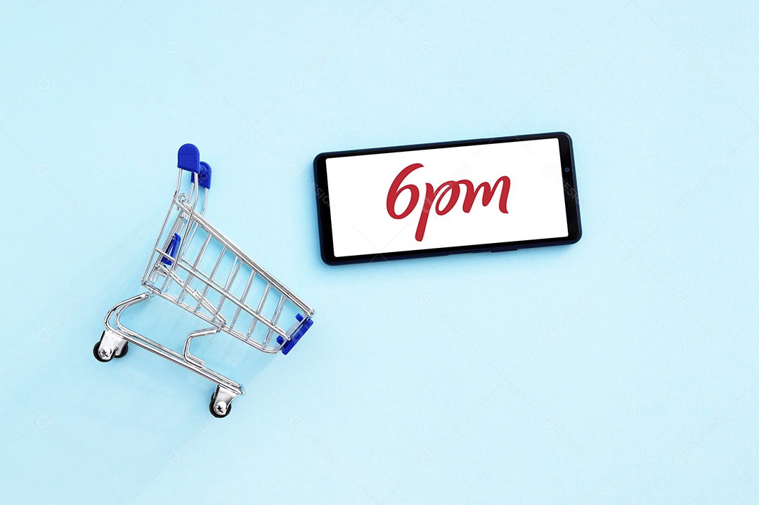 Carrinho de compras com celular conceito de comprar em site