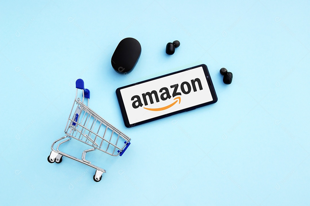 Compras em carrinho um celular e fones de ouvidos