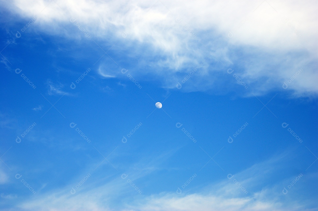 Céu azul com nuvens branca e uma lua