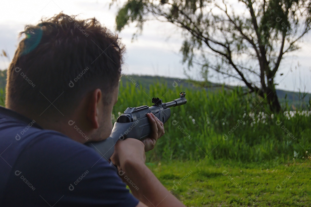 Homem atirando com arma de fogo