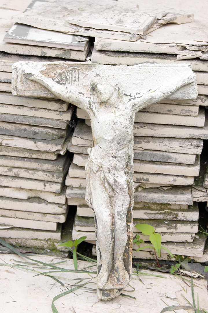 Antiga pequena estátua de pedra