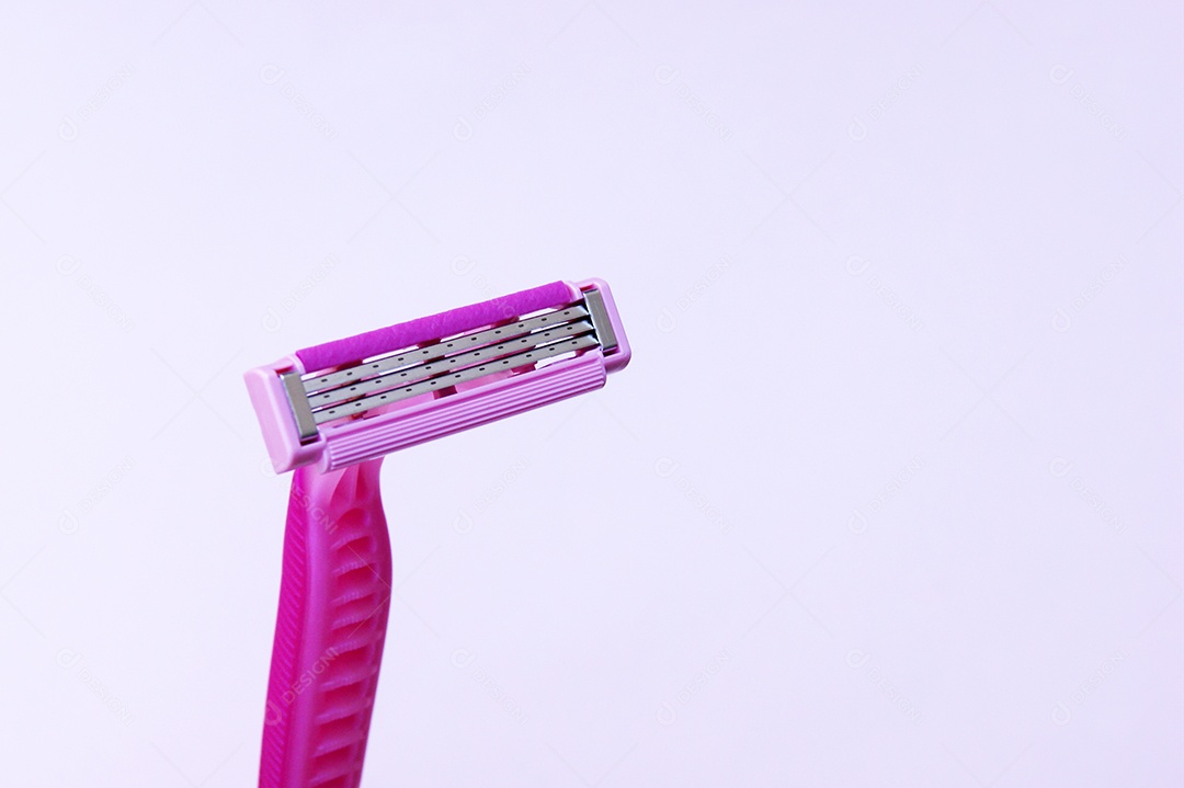 Barbeador descartável rosa sobre fundo branco