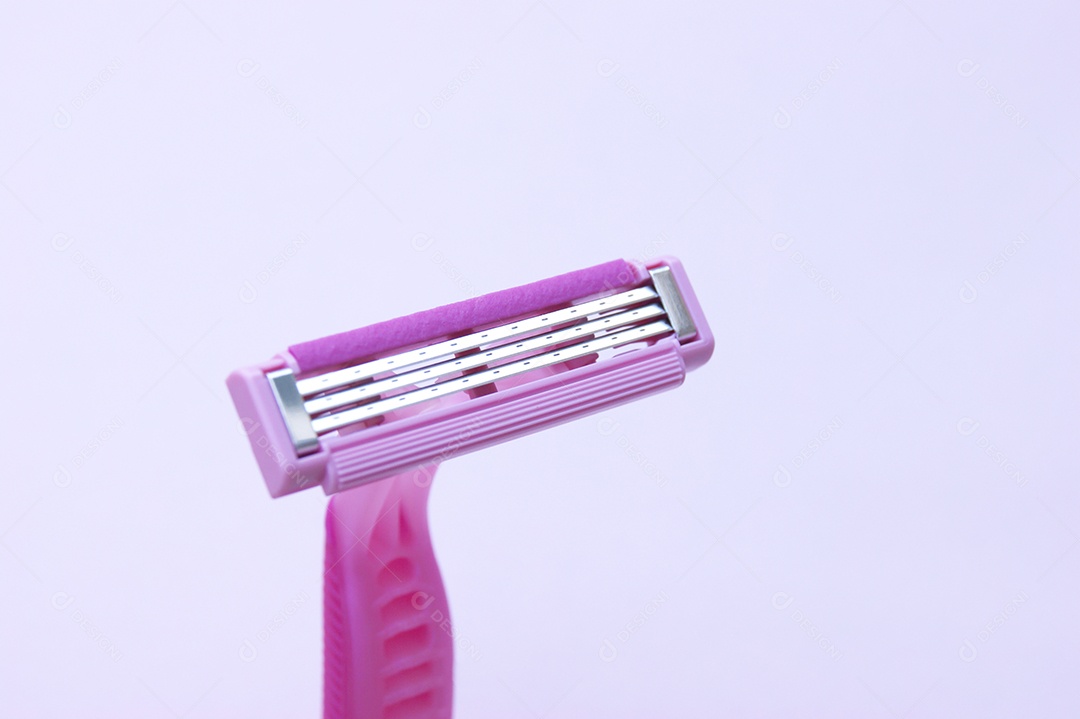 Barbeador descartável rosa sobre fundo branco