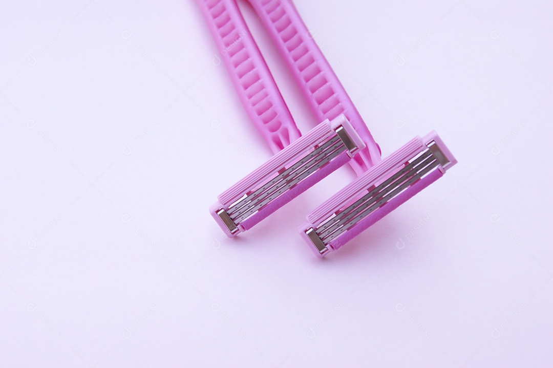 Dois giletes rosas sobre fundo branco